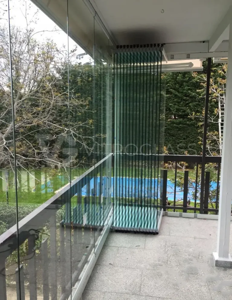 Cerramiento de cristal abatible