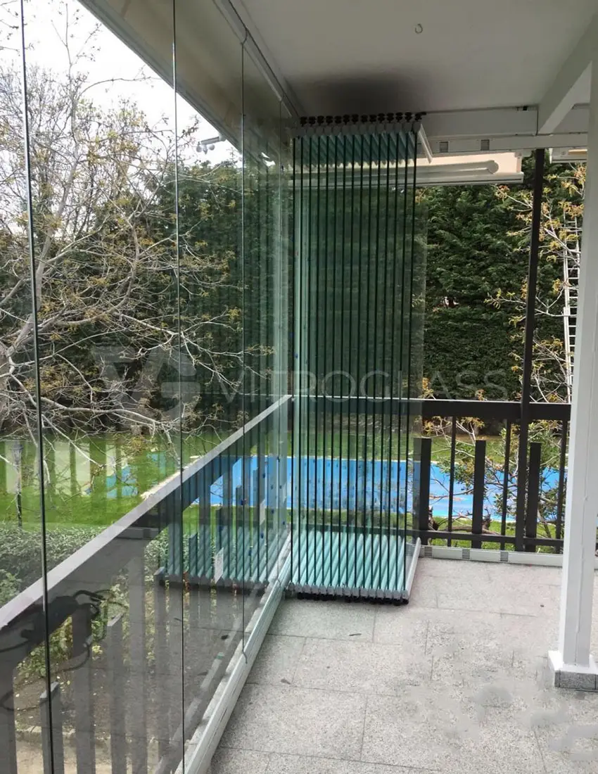 Cerramiento de cristal abatible