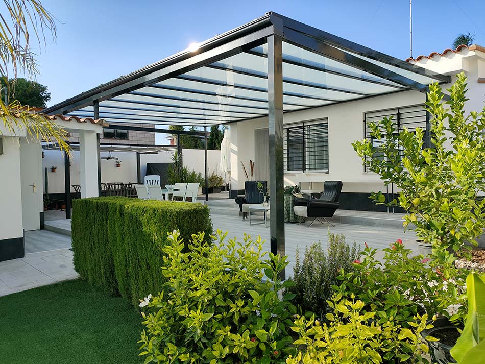 Pérgola con techo fijo de vidrio laminado