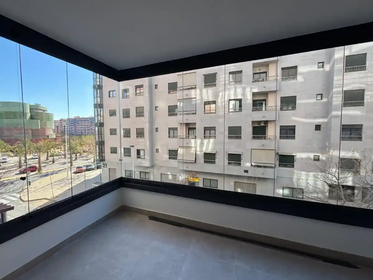 Balcón cerramiento cortina de cristal