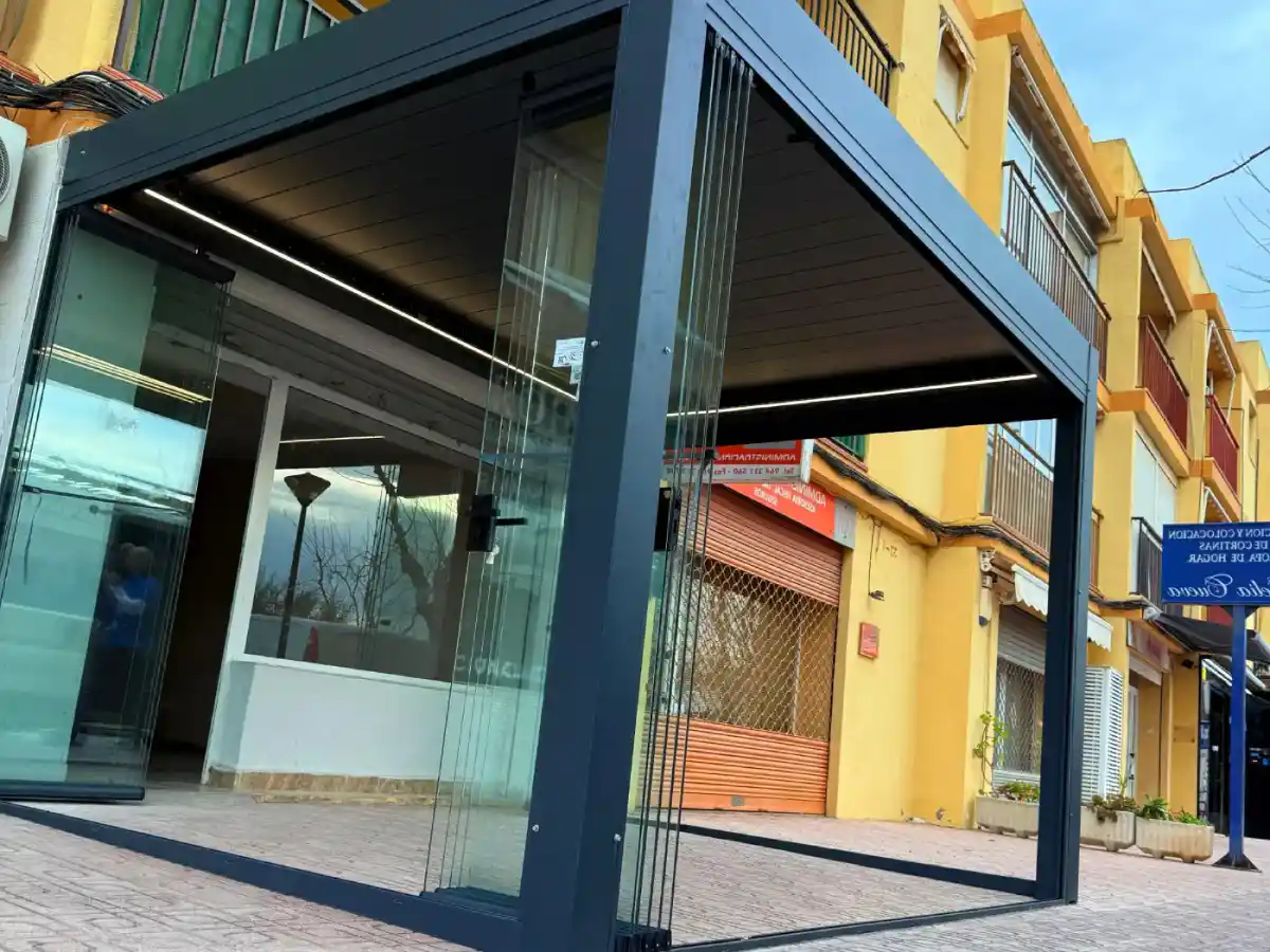 Cerramiento cortina de local exterior