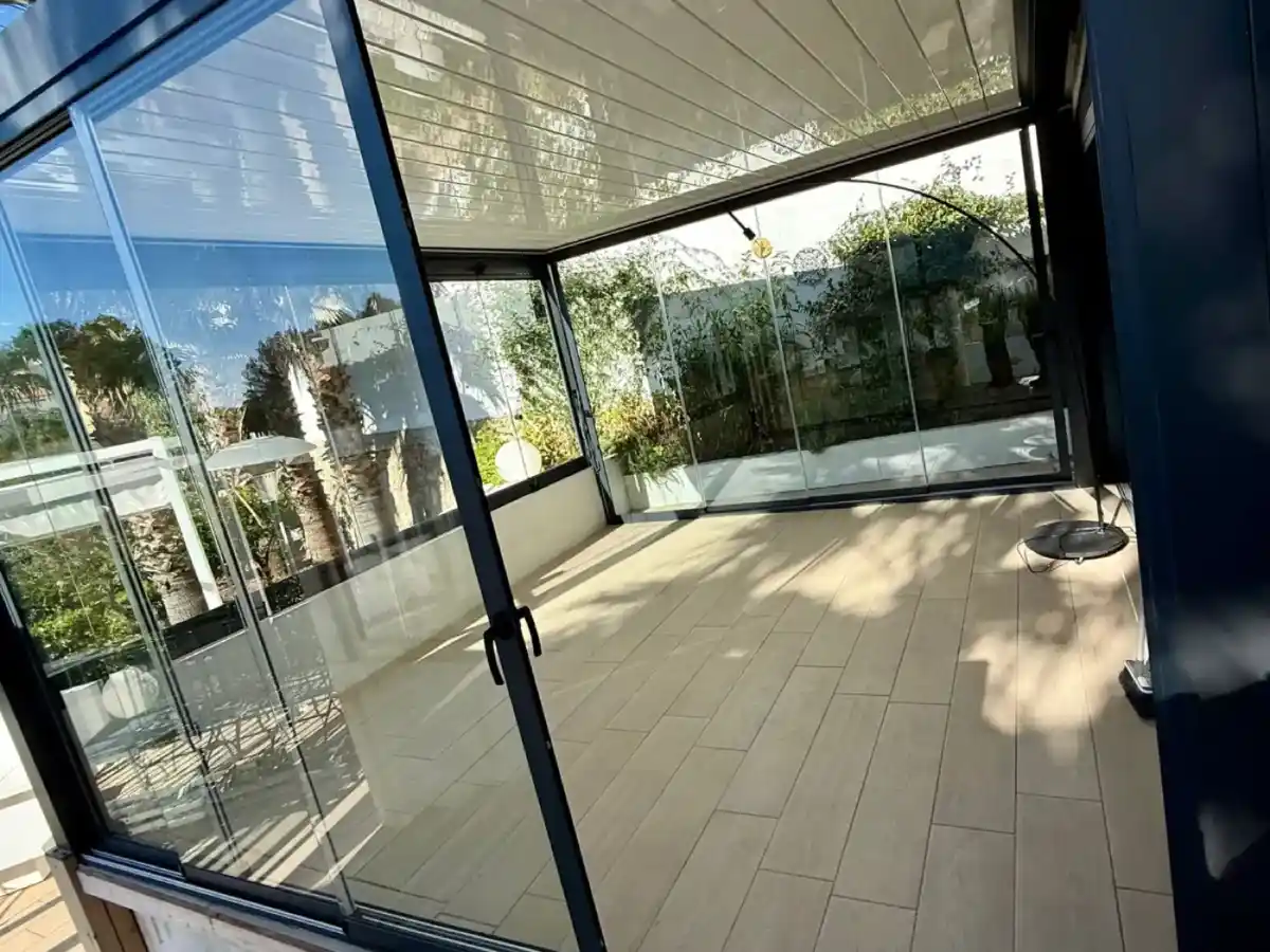 Entrada a pérgola bioclimática