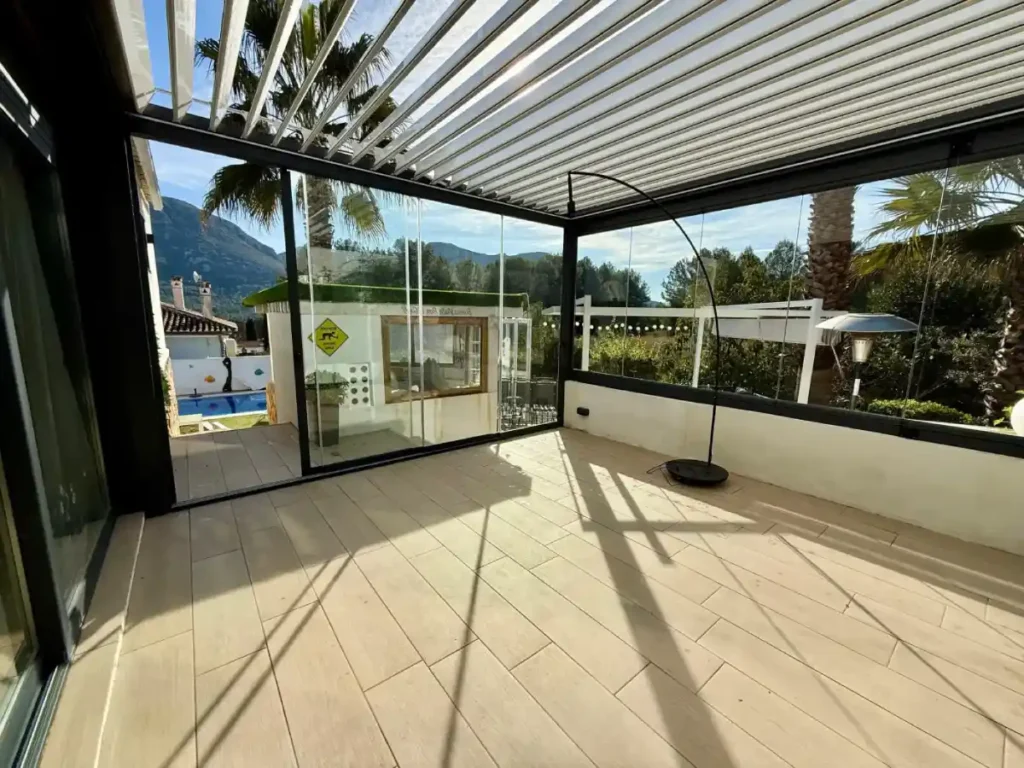 Interior de pérgola bioclimática
