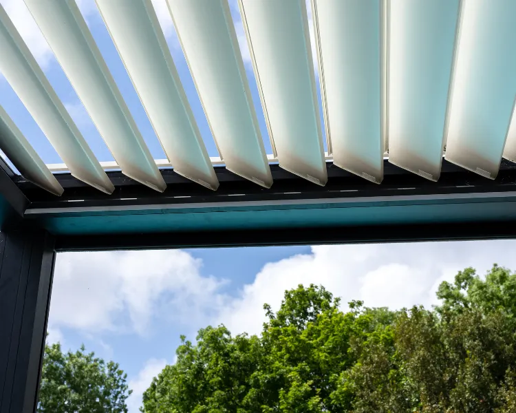 Lamas inclinadas de pérgola bioclimática