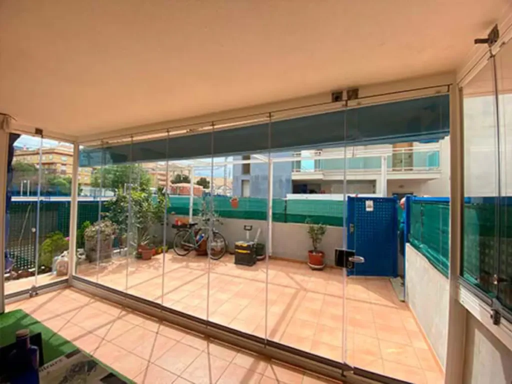 cerramiento patio con cortinas de cristal